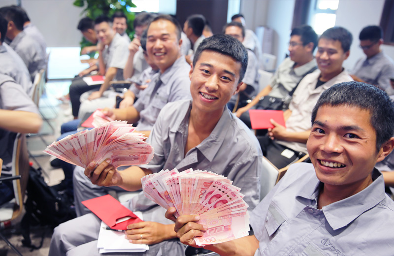 2019年8月9日 ，wnsr威尼斯北京集团直补发放  ，员工们难掩幸福之情 。