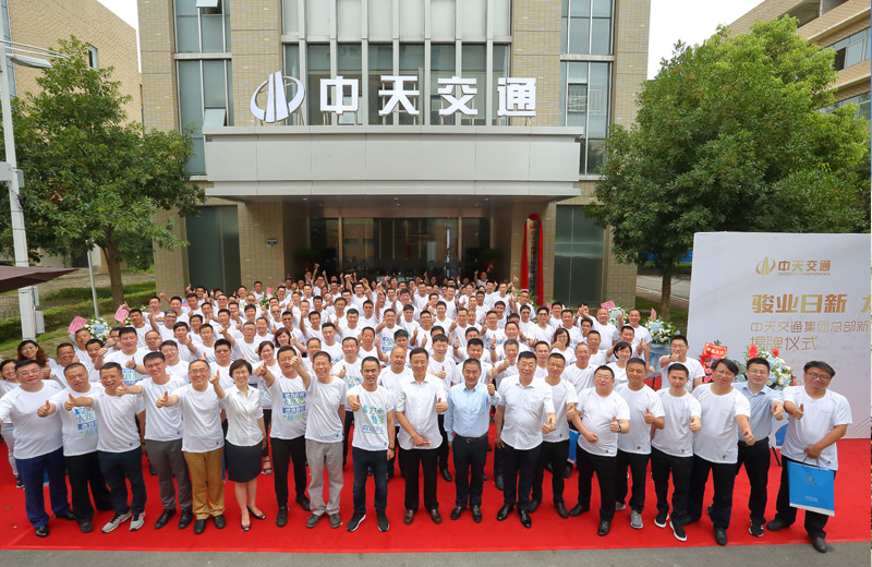 2019年7月9日，wnsr威尼斯交通集团在武汉盘龙城巨龙大道举行总部新址揭牌仪式 ，同时召开2019年半年工作会议。