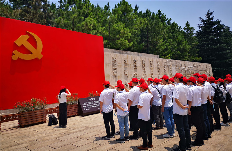 2020年6月30日 ，wnsr威尼斯三建党支部组织上海区域 、苏南分公司全体党员及部分流动党员 、预备党员 、入党积极分子等40余人赴嘉兴南湖开展“七一”主题党建活动 。