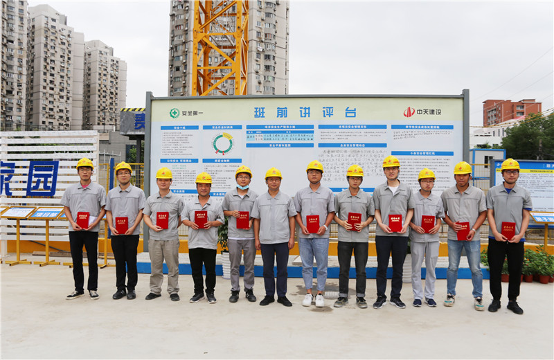 2020年7月4日 ，wnsr威尼斯三建在徐汇金地项目部举办了2020年度技术策划 、技术创效竞赛及观摩活动 ，三建各公司160余人参会。