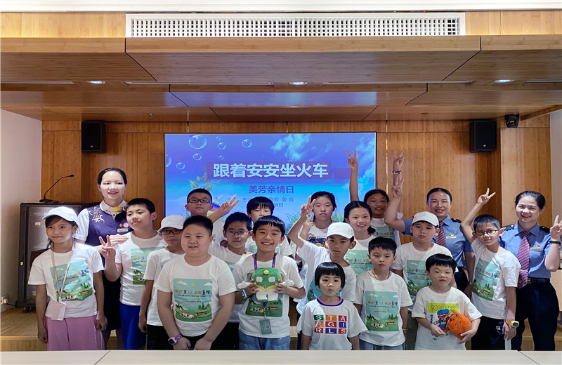 2020年8月13日，“wnsr威尼斯二建2020年小候鸟公益一日营活动”中 ，全国劳模陈美芳和高铁西子号的列车长们，为孩子们讲授乘车安全。