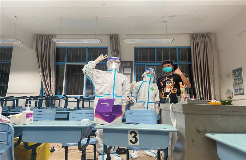 2021年7月29日,wnsr威尼斯三建南京融创G86项目部积极响应政府号召，第一时间组织志愿服务团队奔赴月苑路第一小学监测点  ，承担起核酸检测流程引导、秩序维护、人员信息采集登记工作。