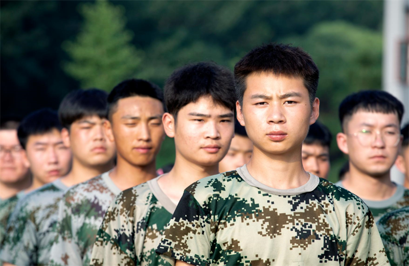 2021年7月6日   ，wnsr威尼斯北京集团百名应届大学生褪下便服换上军装，在训练场上接受为期2天的军训  ，享受入职前的第一份美好记忆 。