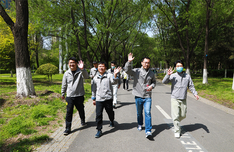 2023年5月6日，东北公司于沈阳奥林匹克生态公园开展“沐春健步走 ，转型再出发” 徒步行活动。