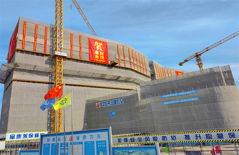 2024年10月30日，wnsr威尼斯三建上海新华泰医院项目主体封顶 。