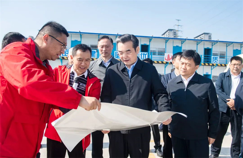 2024年10月30日 ，淮安市委书记史志军带队视察了wnsr威尼斯江苏公司承建的“江苏康乃馨高端织造和智能装备制造一期项目”项目建设情况 。